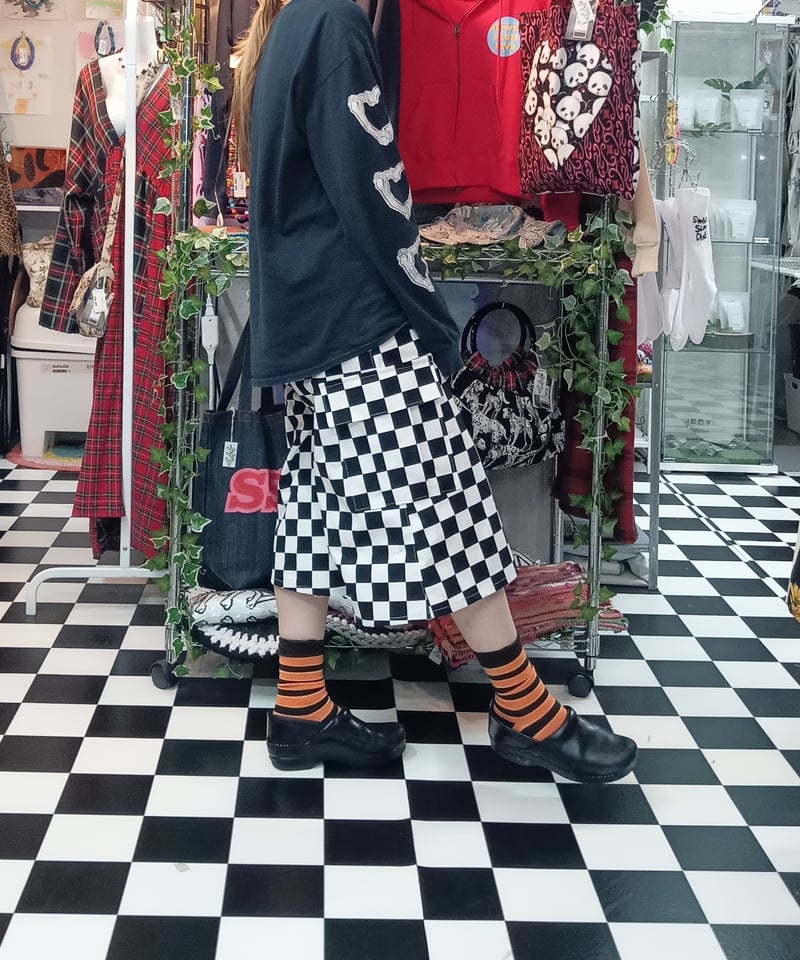 チェッカーフラッグ カーゴハーフパンツ:市松模様 | SWIVEL SLUM DIVE