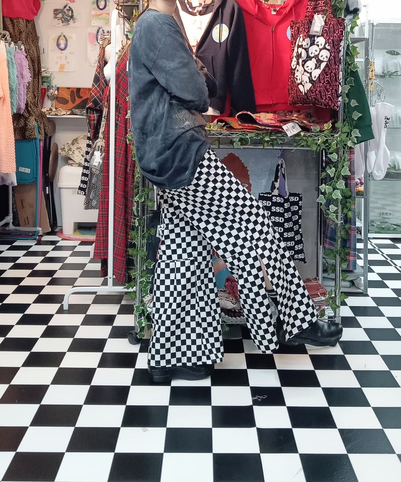チェッカーフラッグ スリットフレアワイドパンツ:市松模様 | SWIVEL