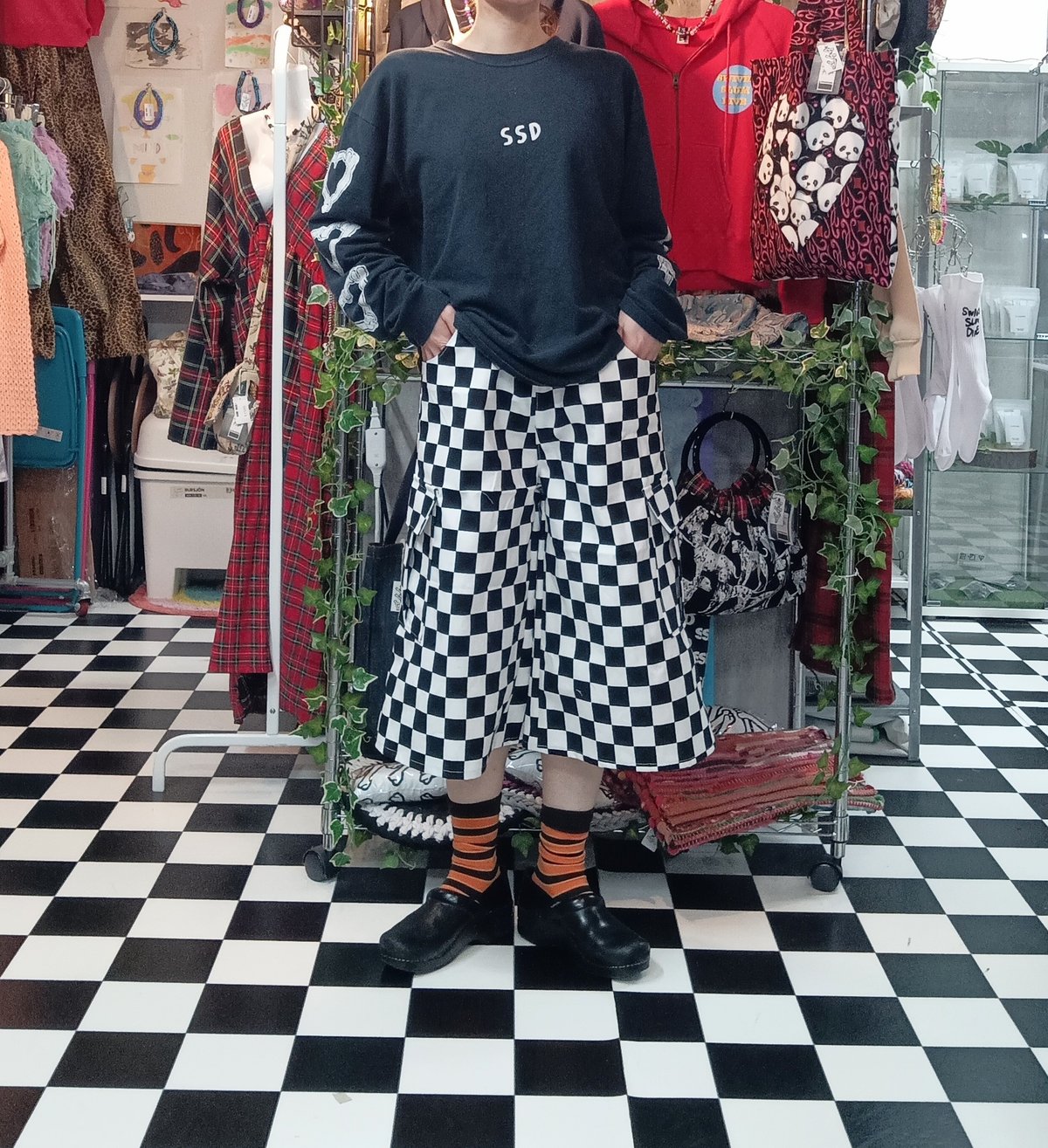 チェッカーフラッグ カーゴハーフパンツ:市松模様 | SWIVEL SLUM DIVE