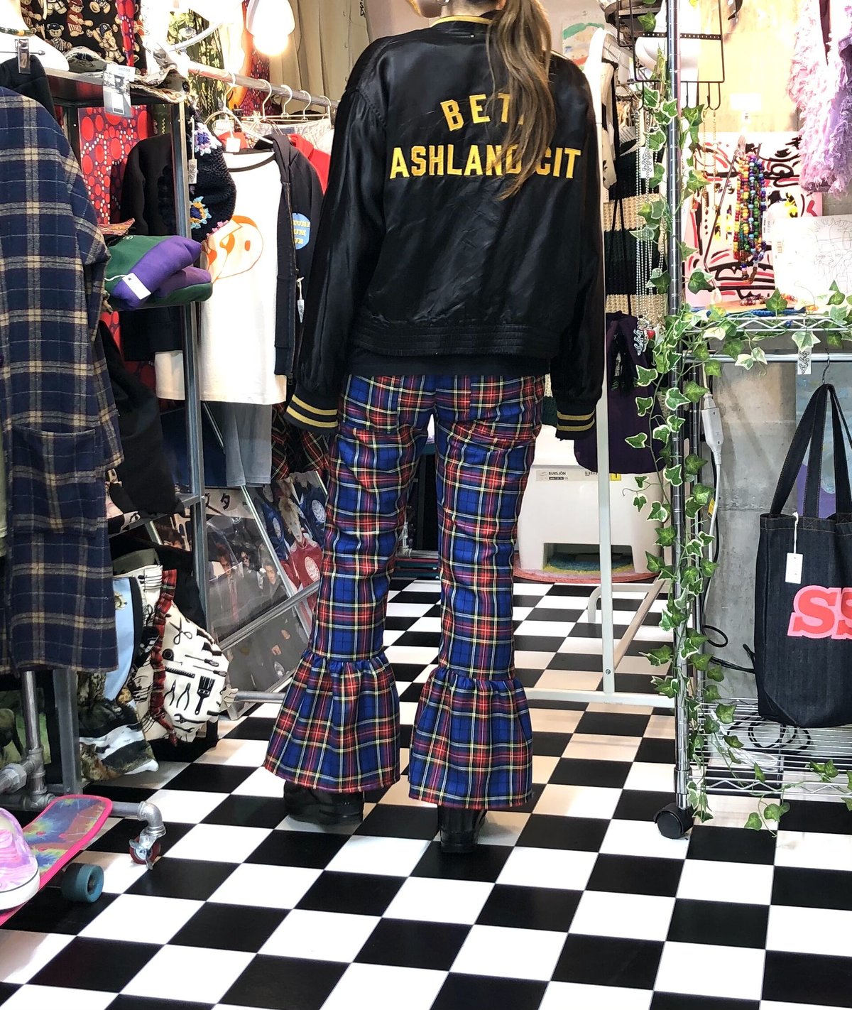 タータンチェック　裾フリルコットンフレアパンツ:ネイビー fit=scale-down,w=1200