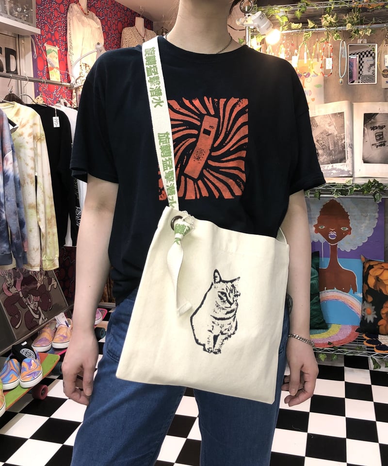 猫×猛擊潛水 漢字デザイン キャンバス サコッシュバッグ | SWIVEL SLUM