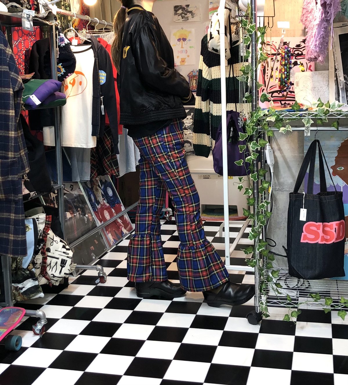 タータンチェック　裾フリルコットンフレアパンツ:ネイビー タータンチェック 裾フリルコットンフレアパンツ:ネイビー