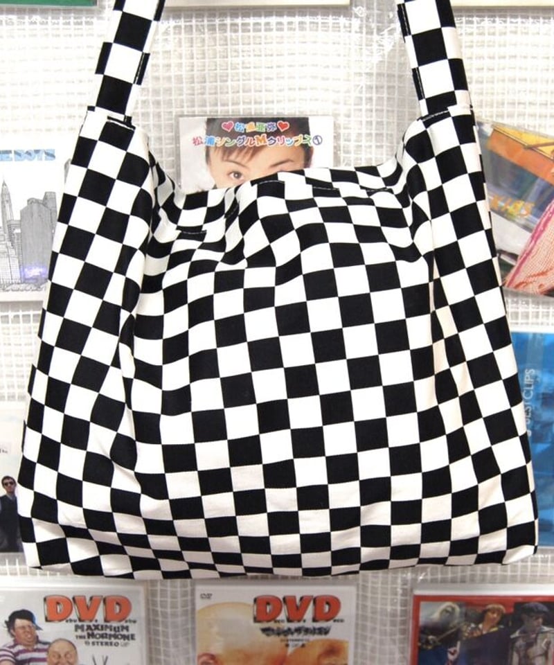 極美品、お手頃価格のチェッカー柄ショッピングバッグ モノグラム ショルダーバッグ SSD刺繍 チェッカーフラッグ フラップショルダーバッグ:市松模様