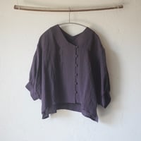 リネンステッチVネックブラウス / atelier naruse