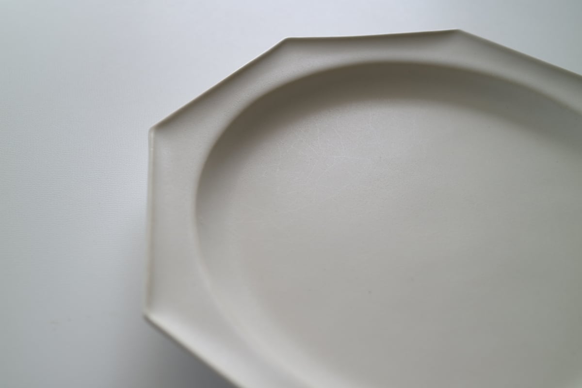 takuya yamamoto / 八角平皿・白マット 22㎝ | CUFF