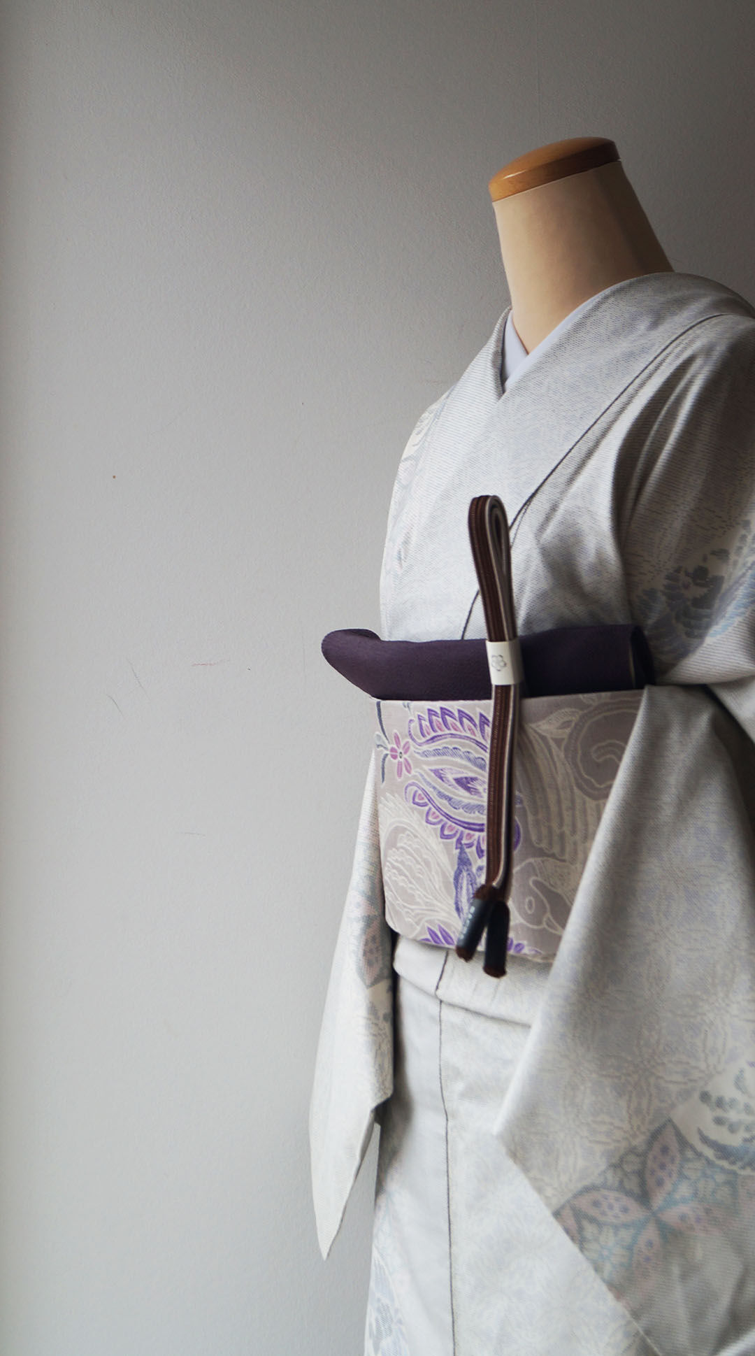 袷】阿多利末広作 生成色地 鳳凰に七宝繋ぎ文 本場大島紬 | 大山 袷】阿多利末広作 生成色地 鳳凰に七宝繋ぎ文 本場大島紬 | 大山