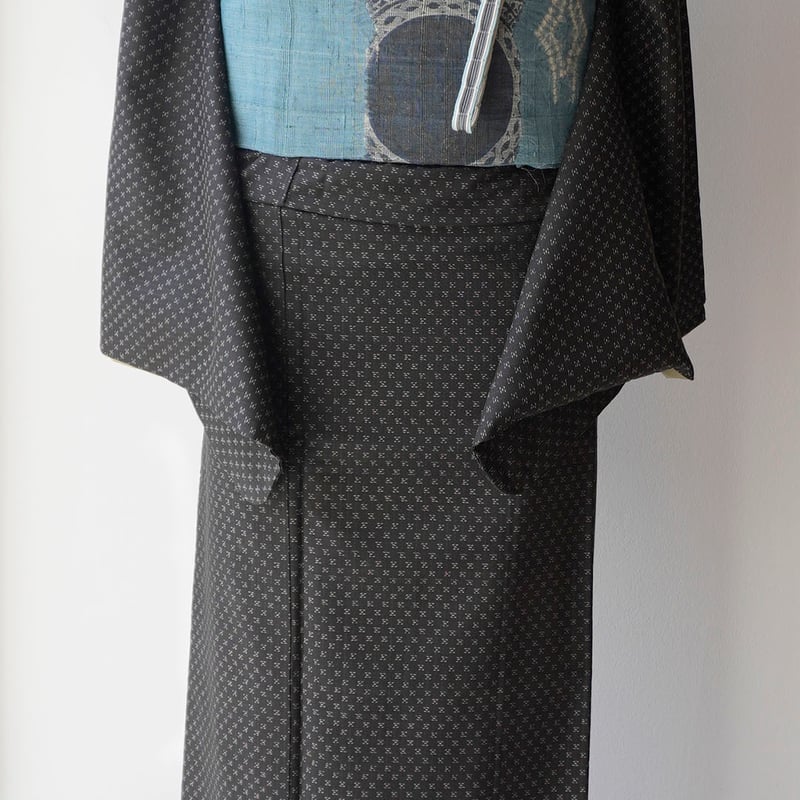 袷】黒色地 左源太泥染 子本格子絣 本場大島紬 | 大山キモノ・ちぇら  