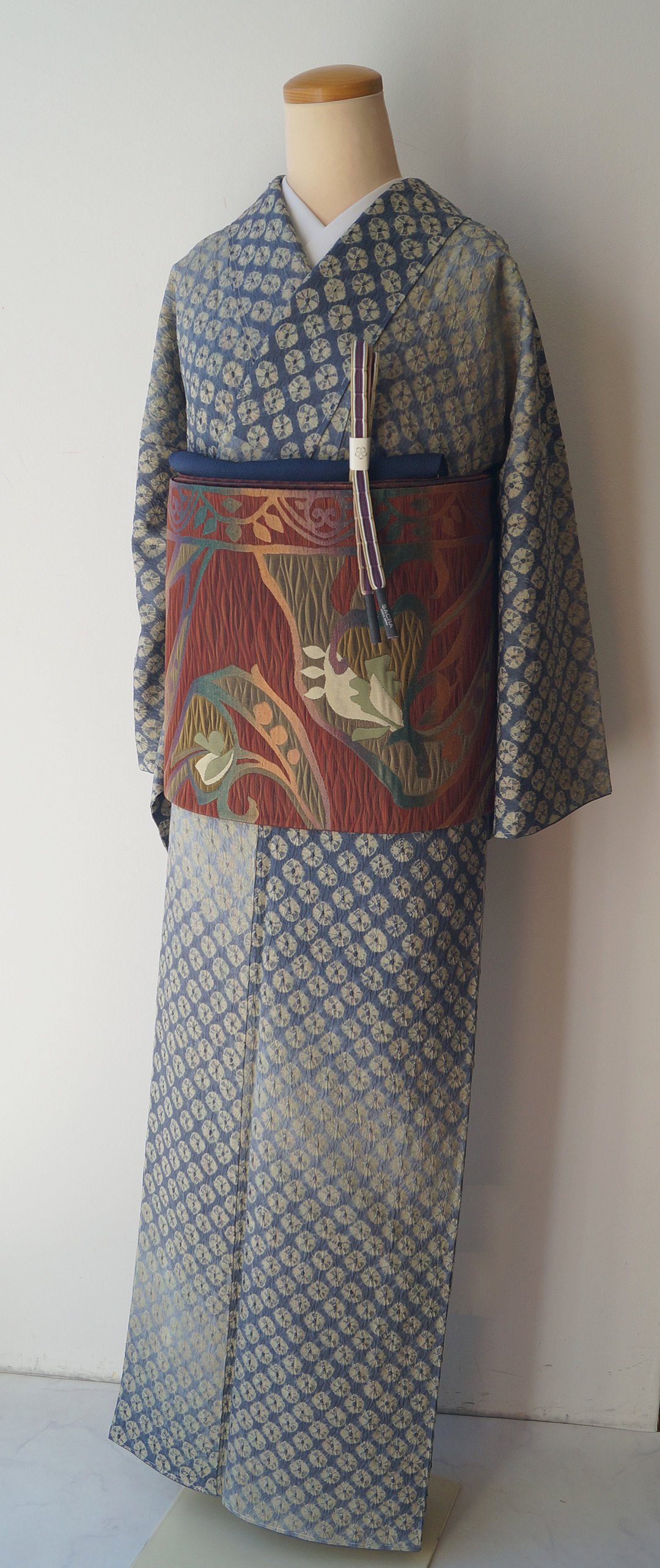 美品　単衣　紬着物　絞り　漢方染め　蜘蛛絞り　暈し　正絹　濃紺×薄いくすみ緑 袷】鉄御納戸色系 蜘蛛絞り 紬 | 大山キモノ・ちぇらうなぼるた
