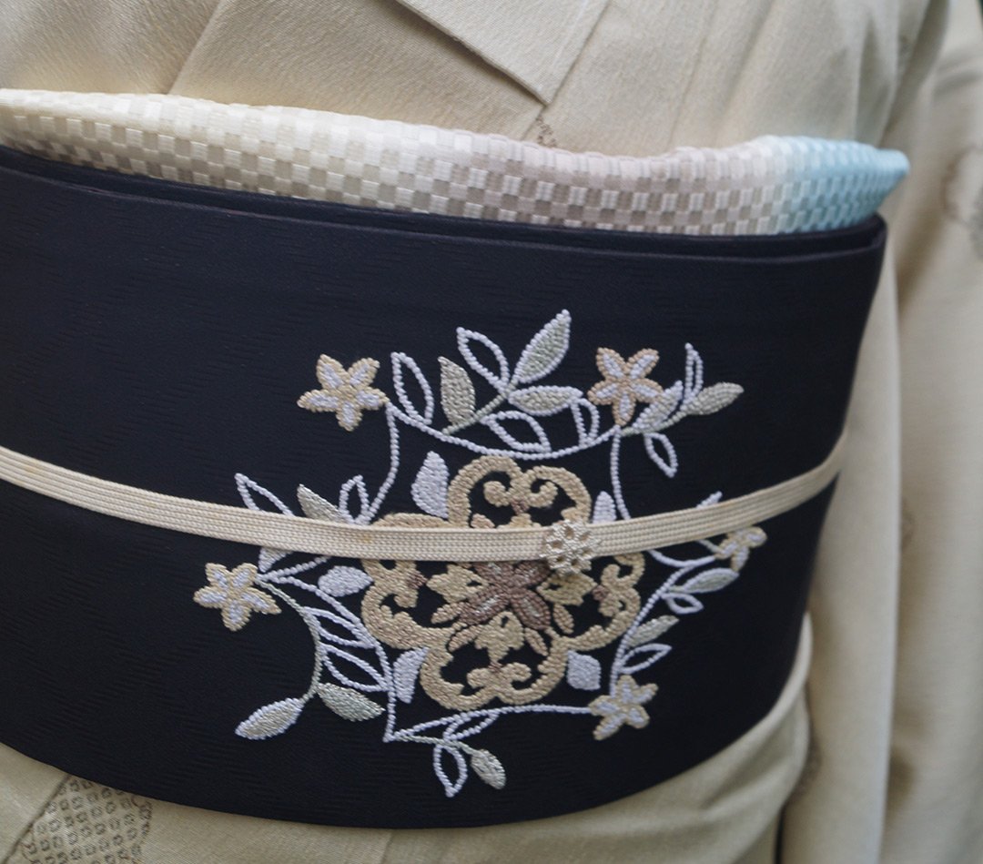 なごや帯】黒茶色地 相良刺繍 花唐草文 なごや帯 | 大山キモノ なごや帯】黒茶色地 相良刺繍 花唐草文 なごや帯 | 大山キモノ