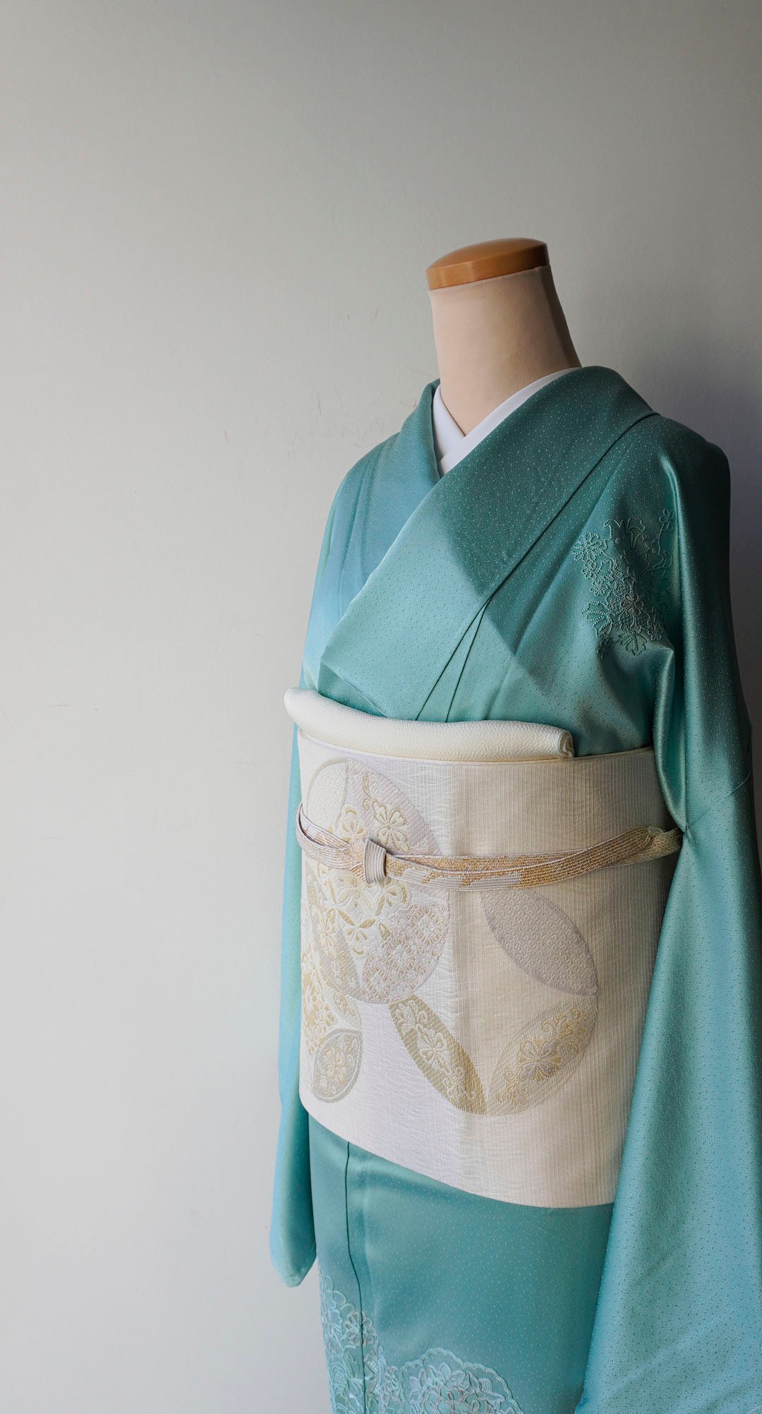 付け下げ(袷)(玉手箱に四季の花紋様刺繍胡桃染色系)
