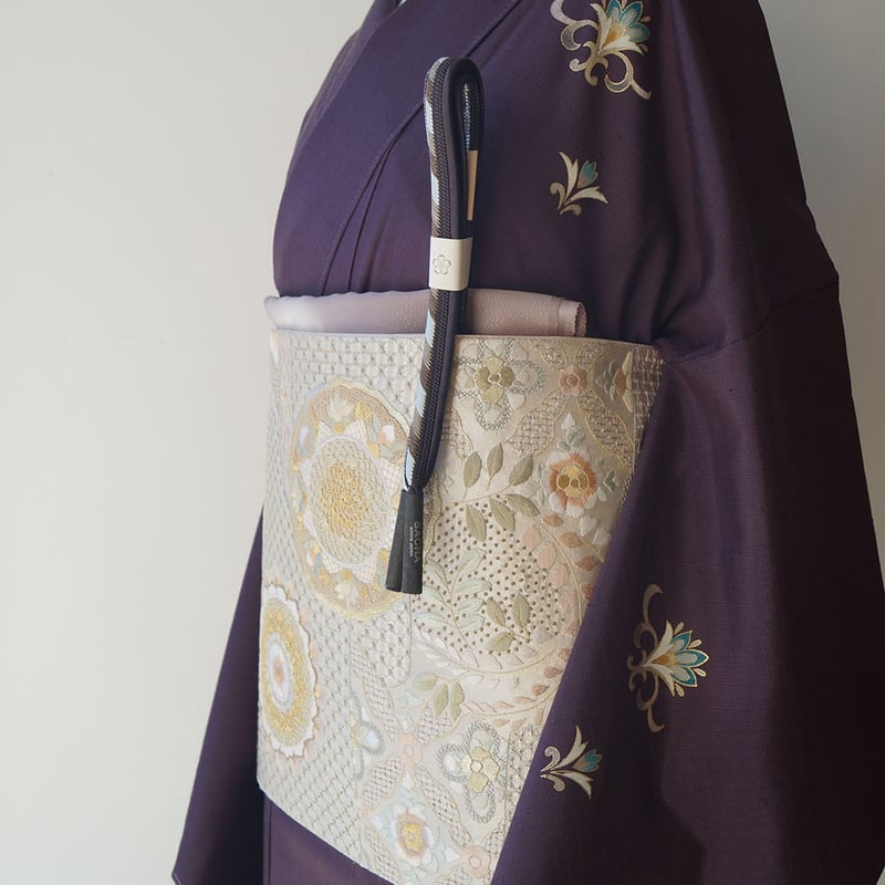 ふくろ帯】灰白色地 華丸や花唐草文 汕頭刺繍 ふくろ帯 | 大山 ふくろ帯】灰白色地 華丸や花唐草文 汕頭刺繍 ふくろ帯 | 大山