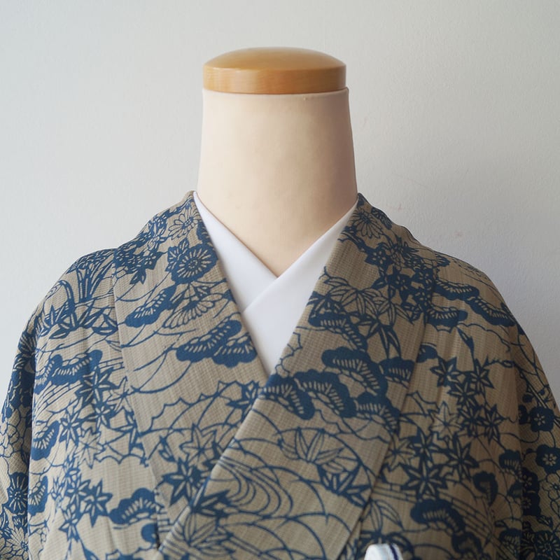 夏・紬】薄山鳩色地 藍型染め 流水に四季花文 紗紬 | 大山キモノ 夏・紬】薄山鳩色地 藍型染め 流水に四季花文 紗紬 | 大山キモノ