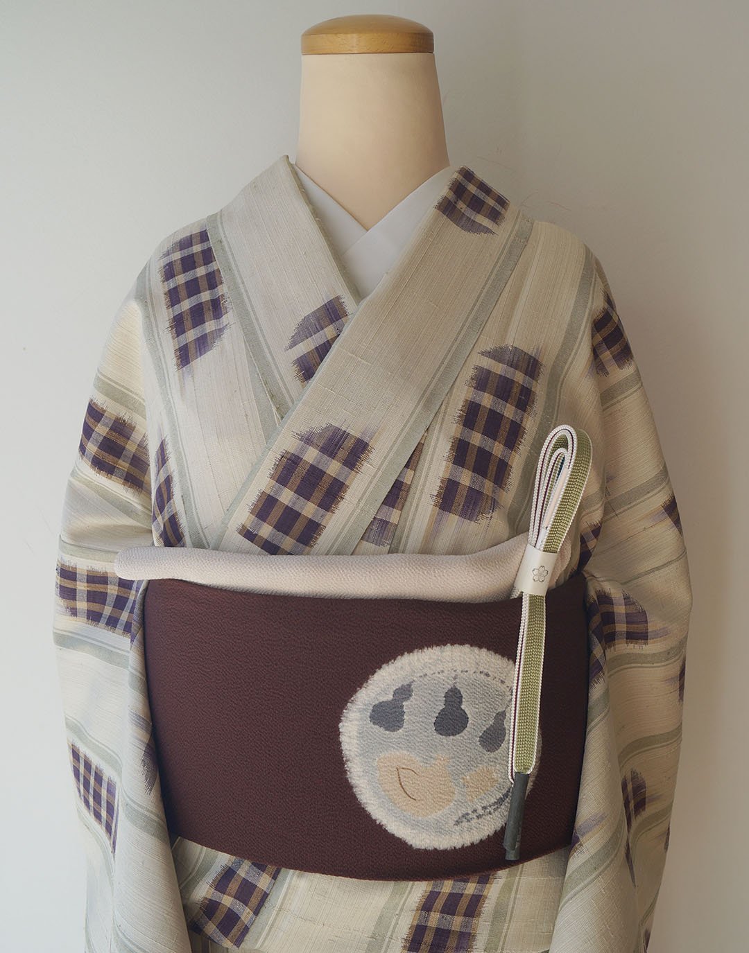 袋帯 紬 よれ縞模様 鳥の子色 ガード加工 KO-1240 袷】鳥の子色地 縦縞に変わり格子文 紬 | 大山キモノ・ちぇら