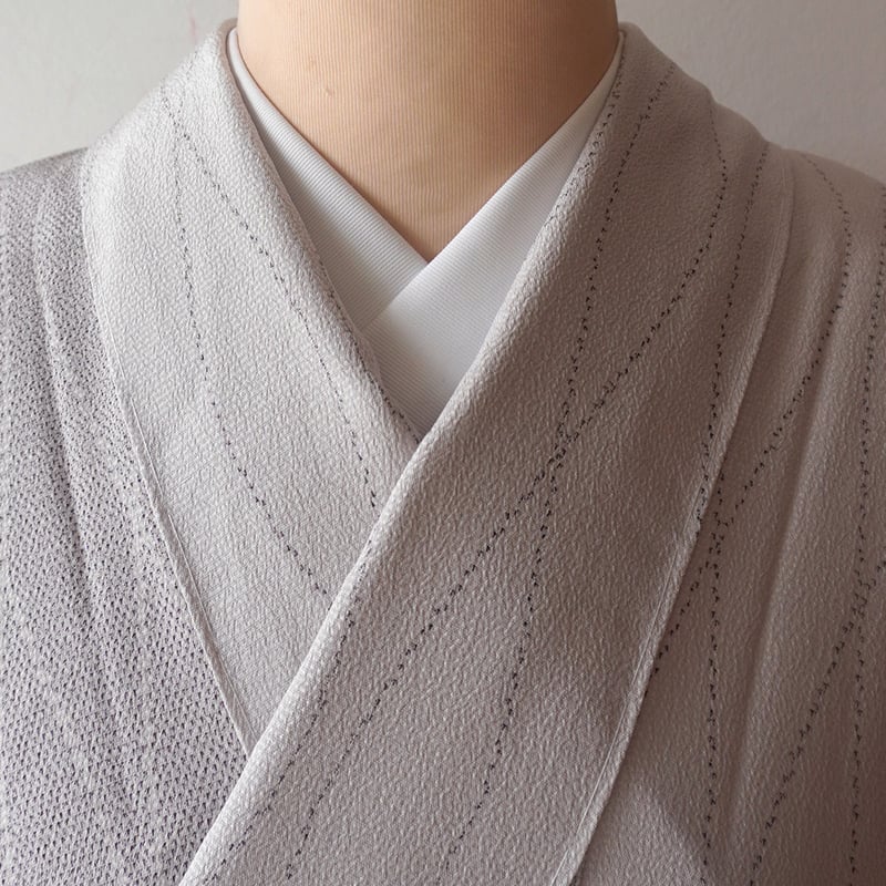 単衣】薄梅鼠地 よろけ縞文 塩沢お召し | 大山キモノ・ちぇら 単衣】薄梅鼠地 よろけ縞文 塩沢お召し | 大山キモノ・ちぇら