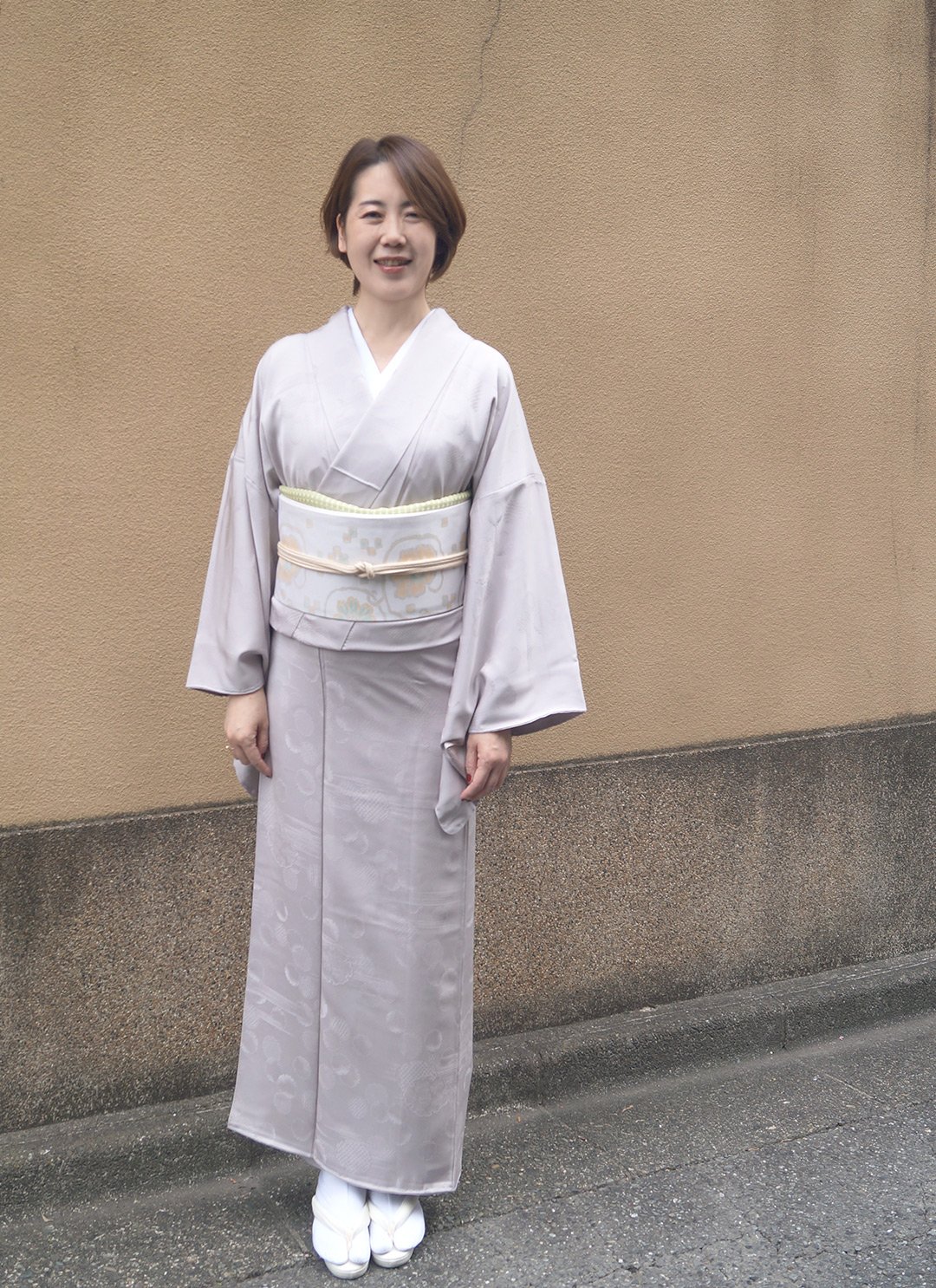 新品 雪輪 唐花地紋 着物“大人色の景色”正絹 仕付け糸付 付下げ 5431 新品 雪輪 唐花地紋 着物“大人色の景色”正絹 仕付け糸付 付下げ 5431