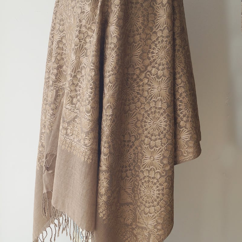ストール】カシミール刺繍 焦香色×伽羅色 241106B | 大山キモノ ストール】カシミール刺繍 焦香色×伽羅色 241106B | 大山キモノ