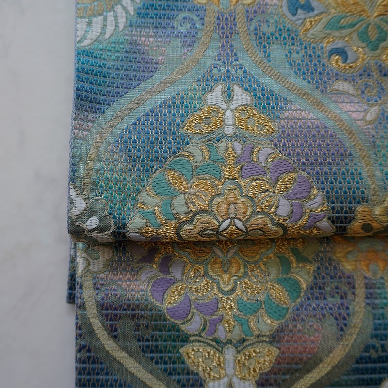 【となみ織物】上品に輝く金箔糸と優美な孔雀と更紗文様が豪華で風格あふれる袋帯 となみ織物】上品に輝く金箔糸と優美な孔雀と更紗文様が豪華で風格