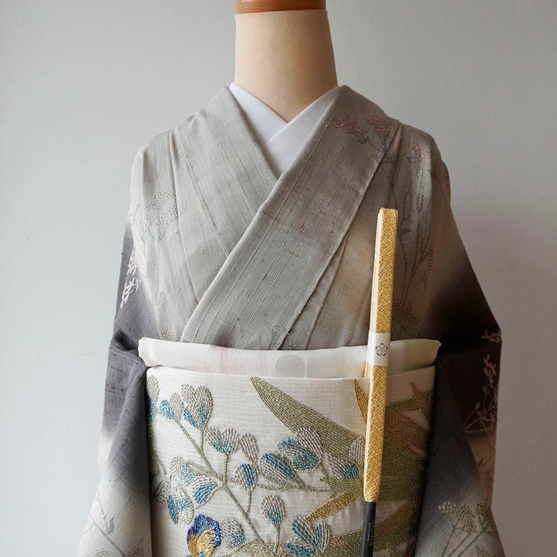単衣】ゆとりサイズ 灰藤色濃淡暈かし 山野草文しょうざん生紬 単衣】ゆとりサイズ 灰藤色濃淡暈かし 山野草文しょうざん生紬