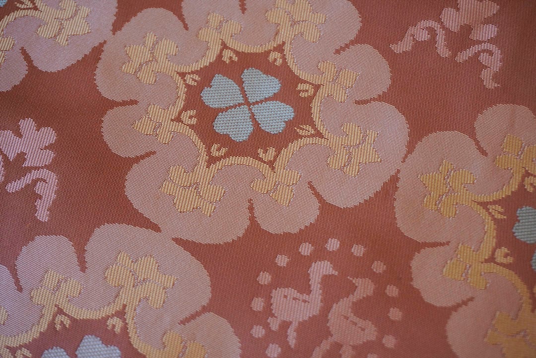 なごや帯】川島織物製 甚三紅色 花唐草文なごや帯 | 大山キモノ なごや帯】川島織物製 甚三紅色 花唐草文なごや帯 | 大山キモノ