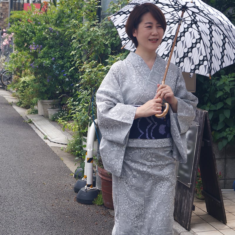 浴衣】小千谷織物 綿麻紅梅 越後型染浴衣 文様合わせ 白×白鼠色 浴衣】小千谷織物 綿麻紅梅 越後型染浴衣 文様合わせ 白×白鼠色