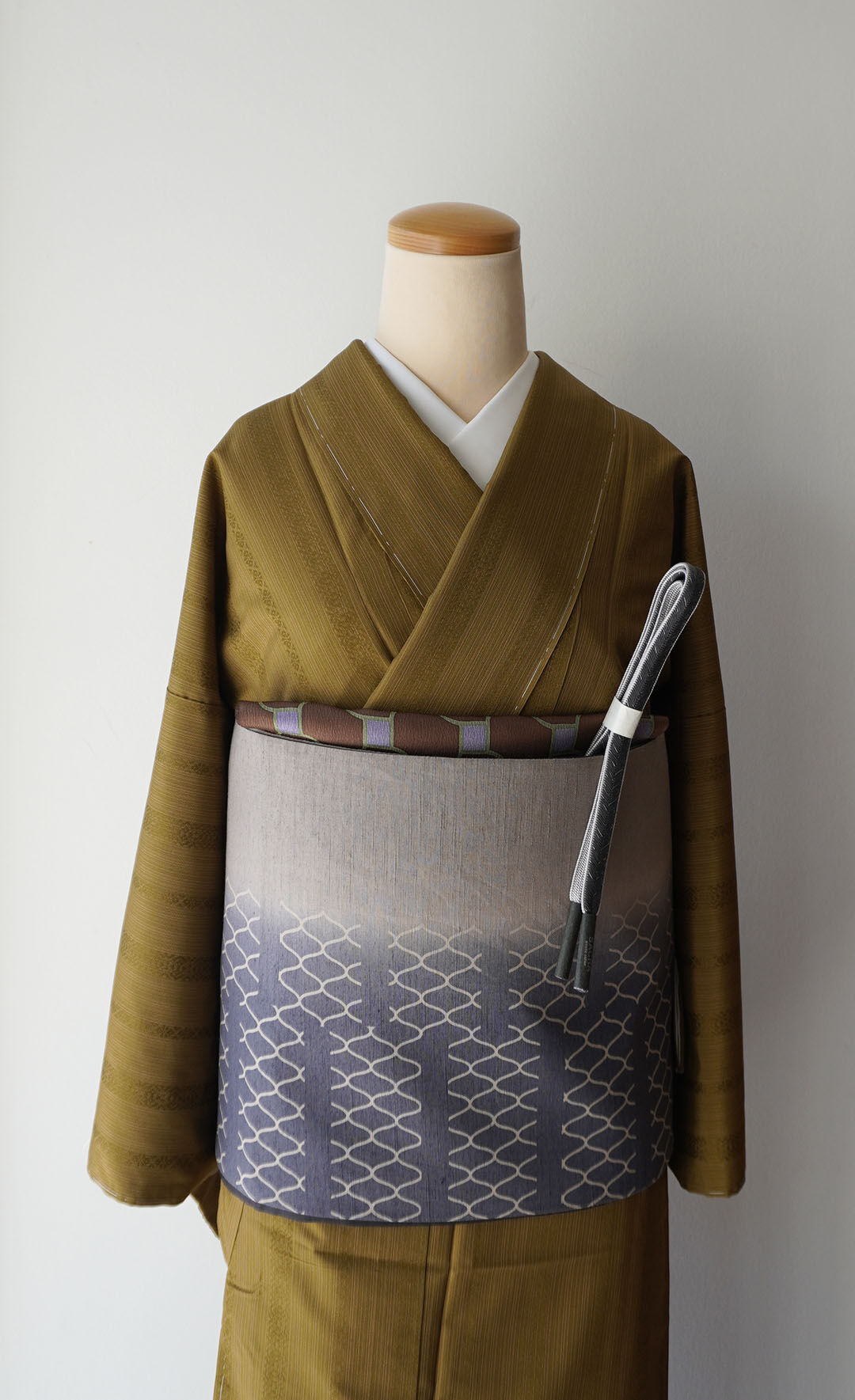 袷】桑茶色 独鈷文 華皿文 博多織お召 | 大山キモノ・ちぇらうな 袷】桑茶色 独鈷文 華皿文 博多織お召 | 大山キモノ・ちぇらうな