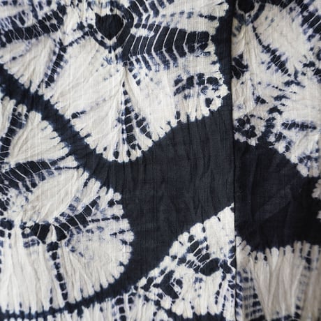 【有松絞り浴衣】生成り色×黒(濃紺)　抽象花文　仕立て下ろし　綿麻　浴衣