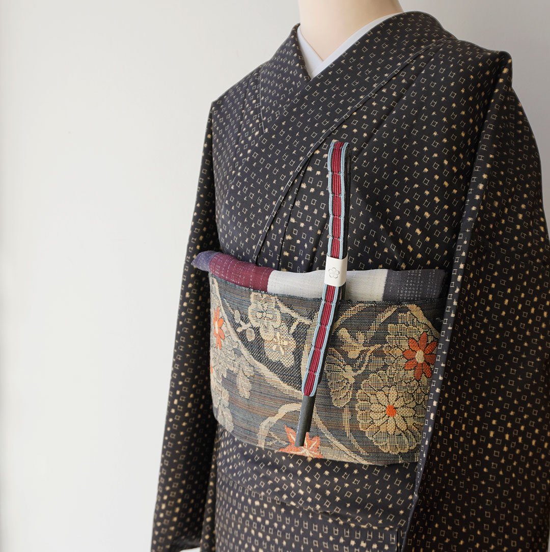 伝統工芸士・渡辺 善平作・伝承絣・すくいくびり・黒地・証紙付きの訪問着 袷】伝統工芸士渡辺喜平作 黒地 十日町伝承絣 | 大山キモノ・ち