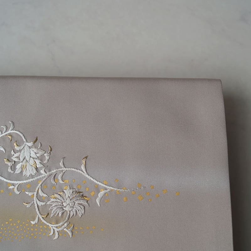 なごや帯】霞色地 抽象花刺繍に箔散らし 塩瀬なごや帯 | 大山キモノ  