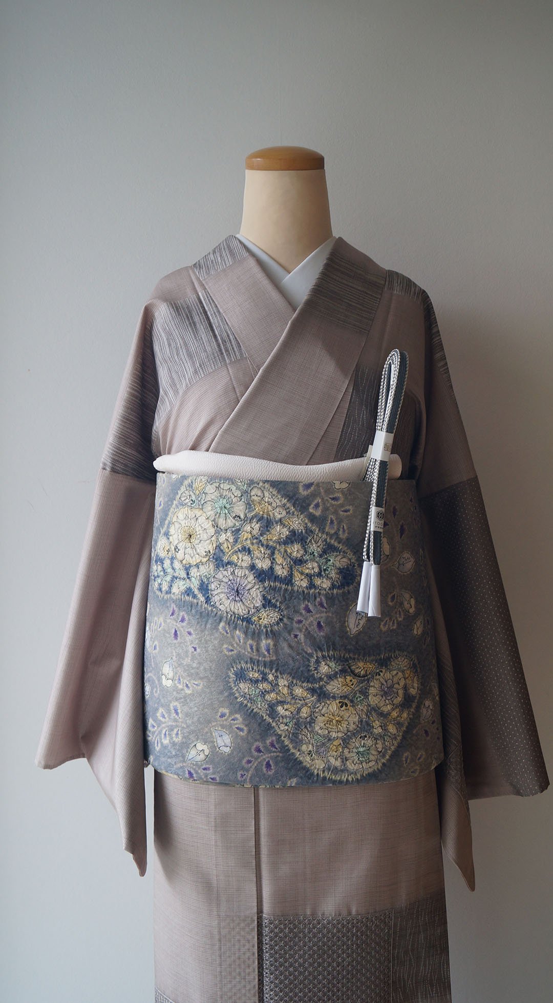 単衣】鳩羽鼠色 汕頭刺繍 本場縞大島紬 附下 証紙あり | 大山 単衣】鳩羽鼠色 汕頭刺繍 本場縞大島紬 附下 証紙あり | 大山
