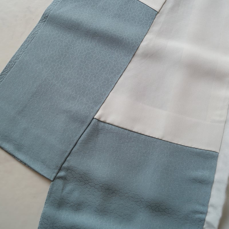 作家もの　色無地　紋なし　花地紋　パール　着物　112a d 作家物 地紋起こし 花文様 色無地 正絹 一つ紋 グレー 064