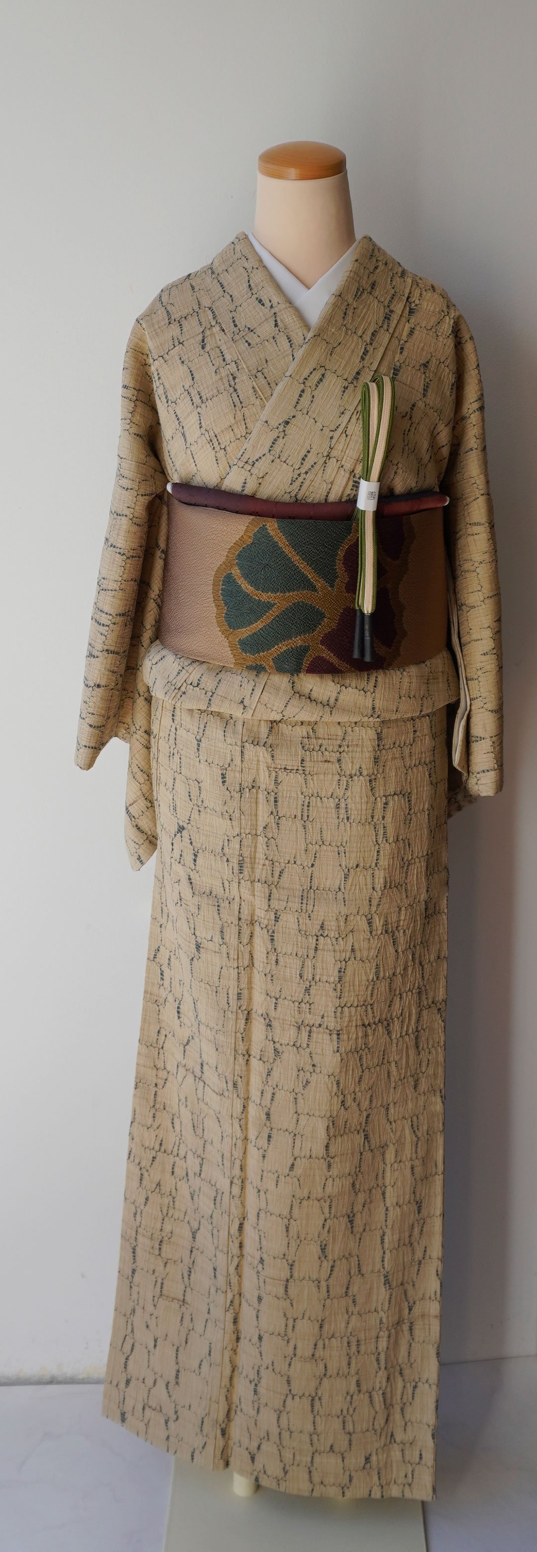 絞り 草木染 夾纈折縫い絞り 板締め 紬地 袷 着物br/ージュに朱色 正絹