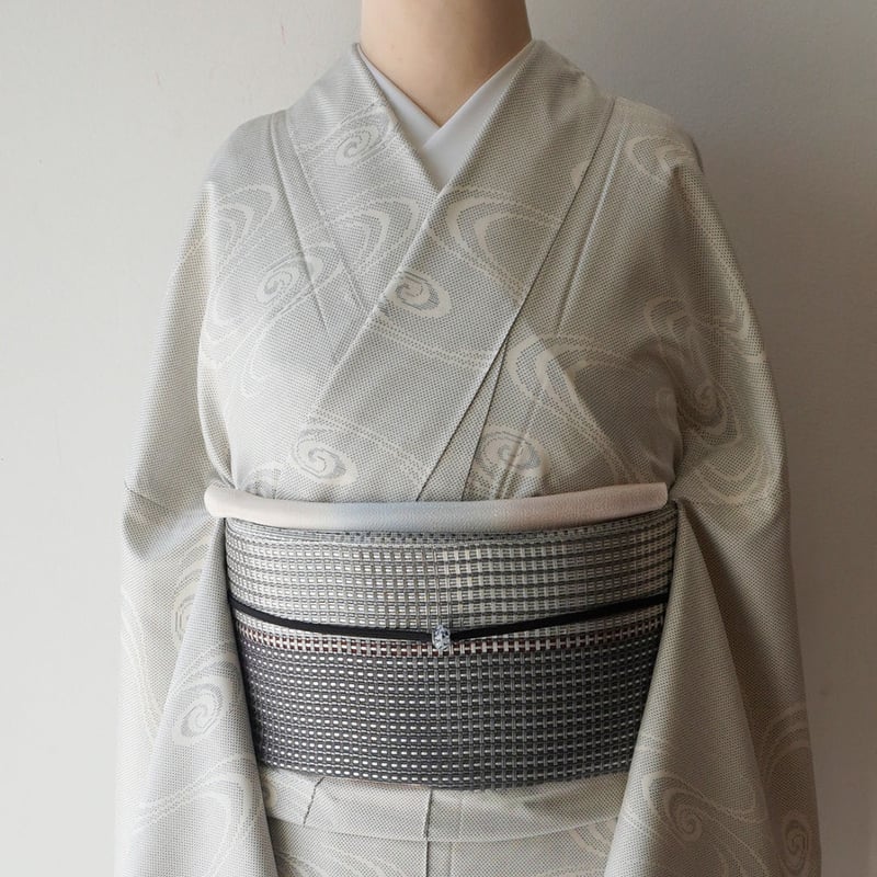 478 未使用に近い　手描き　落款印　金粉入り　髭紬　　白い木花 単衣】胡粉色地 観世水文 白大島紬 | 大山キモノ・ちぇらうなぼるた