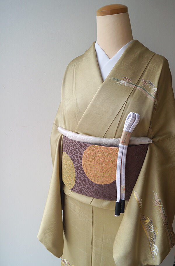 菱の地紋に寄り添う笹竹の潔さ静かに品格を魅せ。美しい正絹の訪問着です 菱の地紋に寄り添う笹竹の潔さ静かに品格を魅せ。美しい正絹の訪問着です