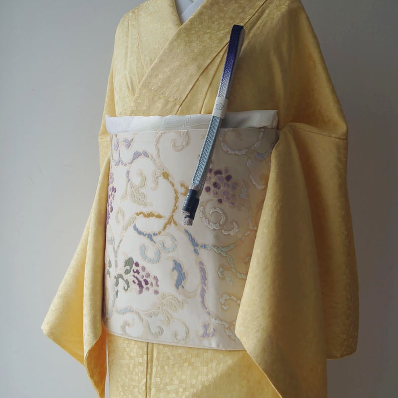 色無地　紬　袷　薄淡い黄色 楽天市場】【新古品】 真綿紬 着物 正絹 袷 紬 薄茶色 淡鶯色 横