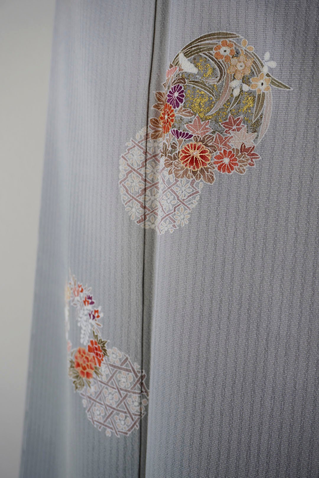406mh37●付下げ 薄鳩羽鼠色 総刺繍 菊に鏡花文様 丹後ちりめん●しつけ付 406mh37○付下げ 薄鳩羽鼠色 総刺繍 菊に鏡花文様 丹後ちりめん