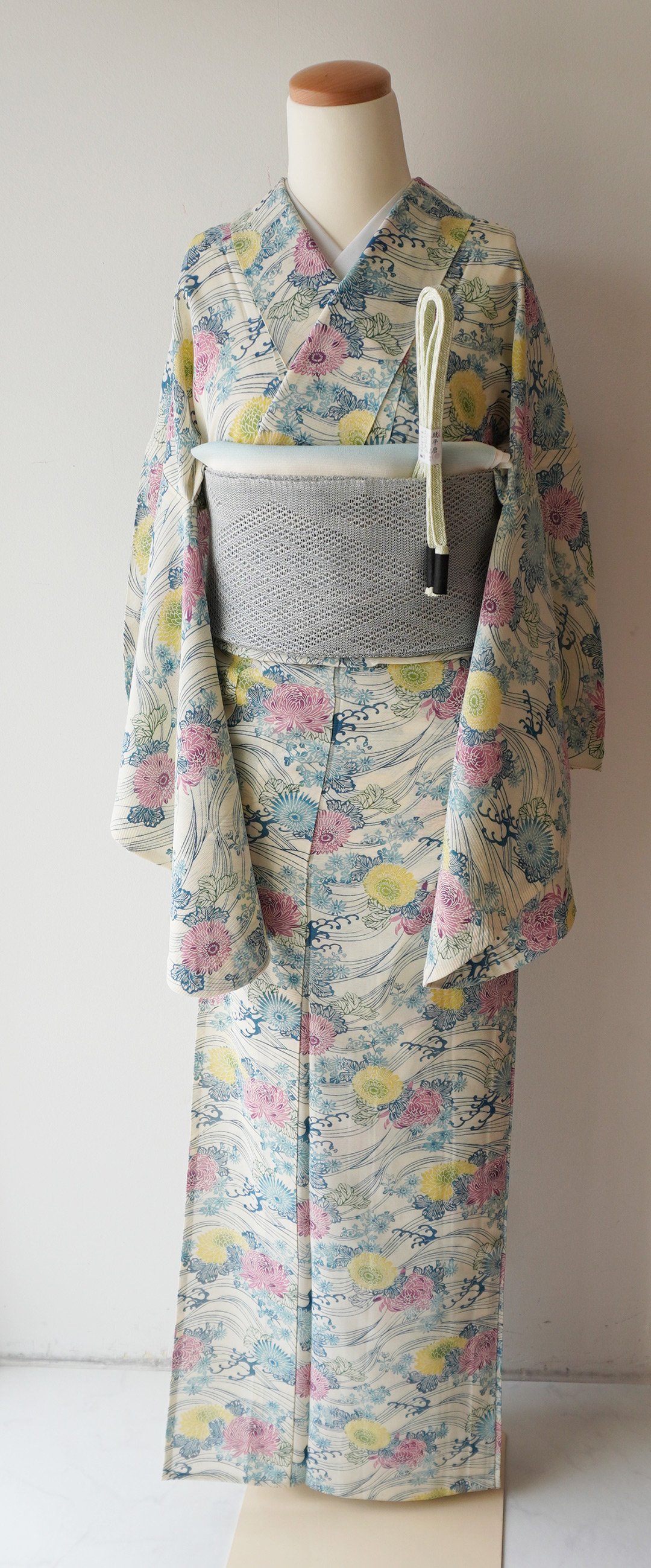 光山の素晴らしい秀衡塗の大ぶりの野菊紋　菓子鉢です。24センチ　迫力があります。 根野菜あれば 我が家の定番