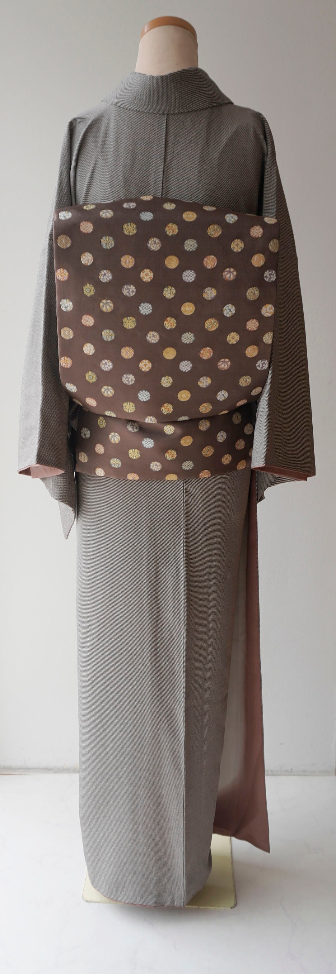 ハロウィンにも！黒×白に黒縦ラインが効いた蝙蝠文様の洗える袷小紋