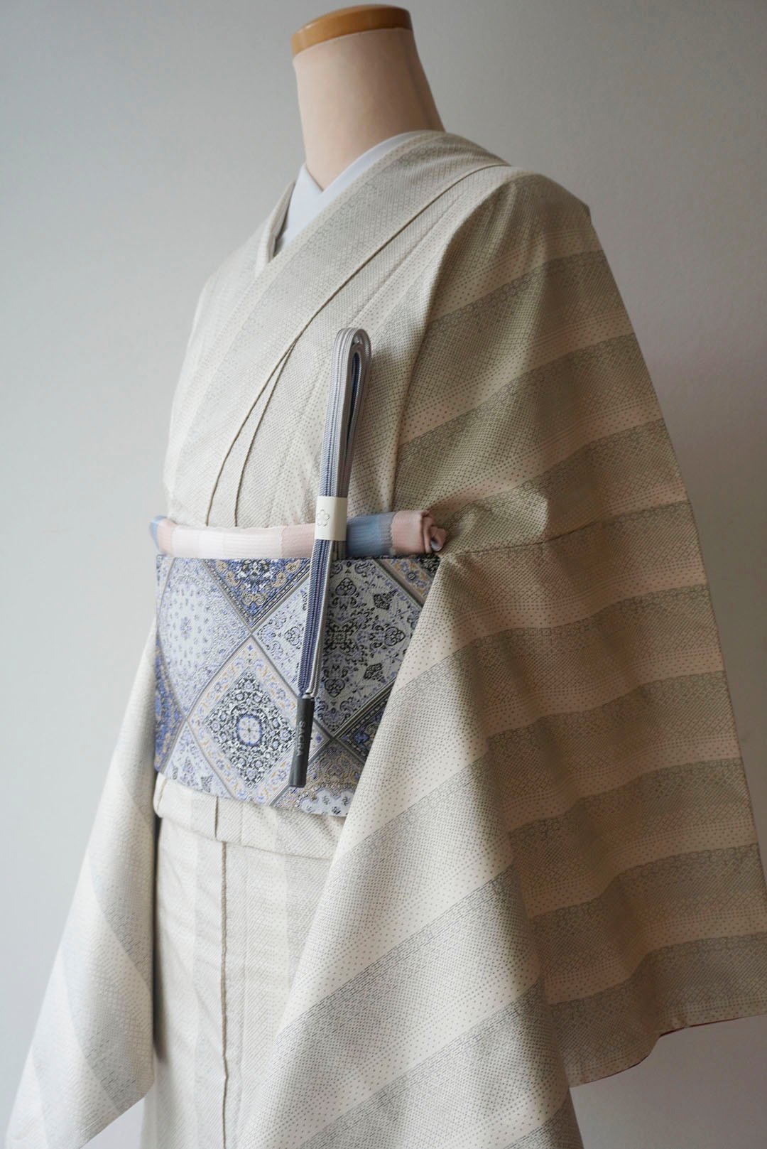 IS702 逸品 白大島 大島紬 蚊絣 正絹 丈166 トールサイズ IS702 逸品 白大島 大島紬 蚊絣 正絹 丈166 トールサイズ