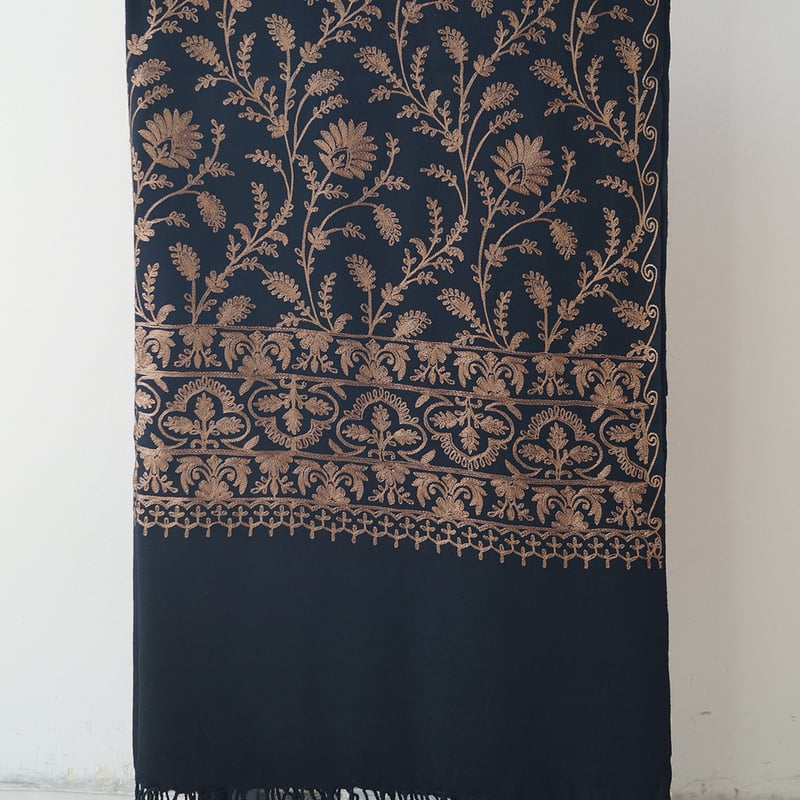 ストール】カシミール刺繍 黒色×黄橡色 241106A | 大山キモノ ストール】カシミール刺繍 黒色×黄橡色 241106A | 大山キモノ