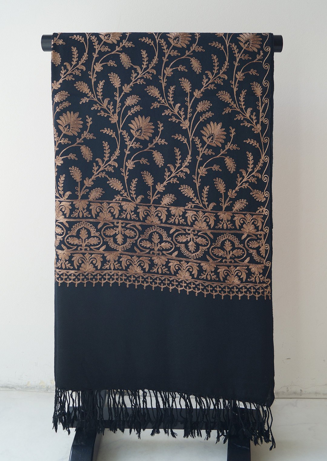 ストール】カシミール刺繍 黒色×黄橡色 241106A | 大山キモノ ストール】カシミール刺繍 黒色×黄橡色 241106A | 大山キモノ