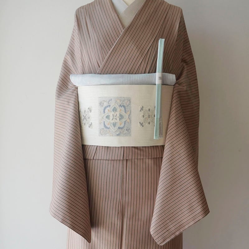 単衣着物　竜巻絞り　紬　上質美品　スモーキーカラー　正絹 単衣】生成り×薄紅×胡桃染 縞 単衣紬 | 大山キモノ・ちぇらうな