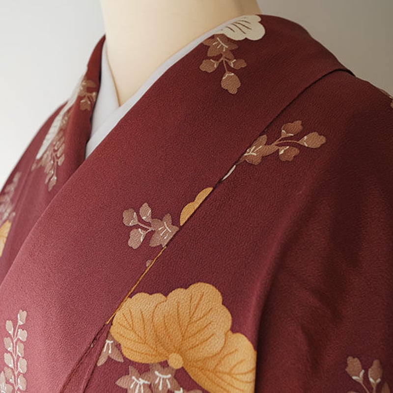 志ま亀　絽小紋　地味 銀座【着物2848】銀座志ま亀製 絽 小紋 鶸色 流水に紅葉の図