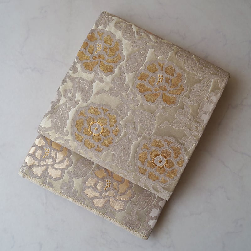 細かな花唐草模様の地紋　ゴールドベージュのお召 細かな花唐草模様の地紋 ゴールドベージュのお召 【公式通販】