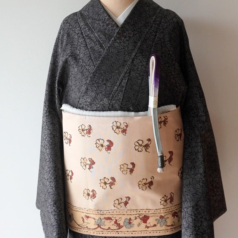 袷】赤墨地 よこそ織り 斜め格子に植物文 大島紬 | 大山キモノ・ちぇら  