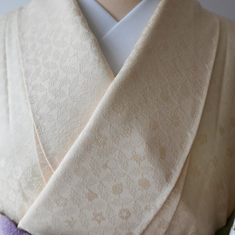 袷】アイボリー系 七宝繋ぎに様々な文様柄 色無地 | 大山キモノ 袷】アイボリー系 七宝繋ぎに様々な文様柄 色無地 | 大山キモノ