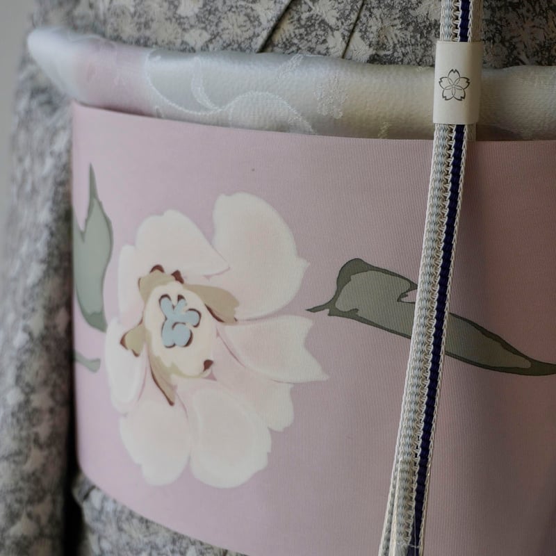 塩瀬の名古屋帯 やまと　ワンタッチ帯 モノトーン　白地にグレーの花柄 塩瀬の名古屋帯 やまと ワンタッチ帯 モノトーン 白地にグレーの花柄