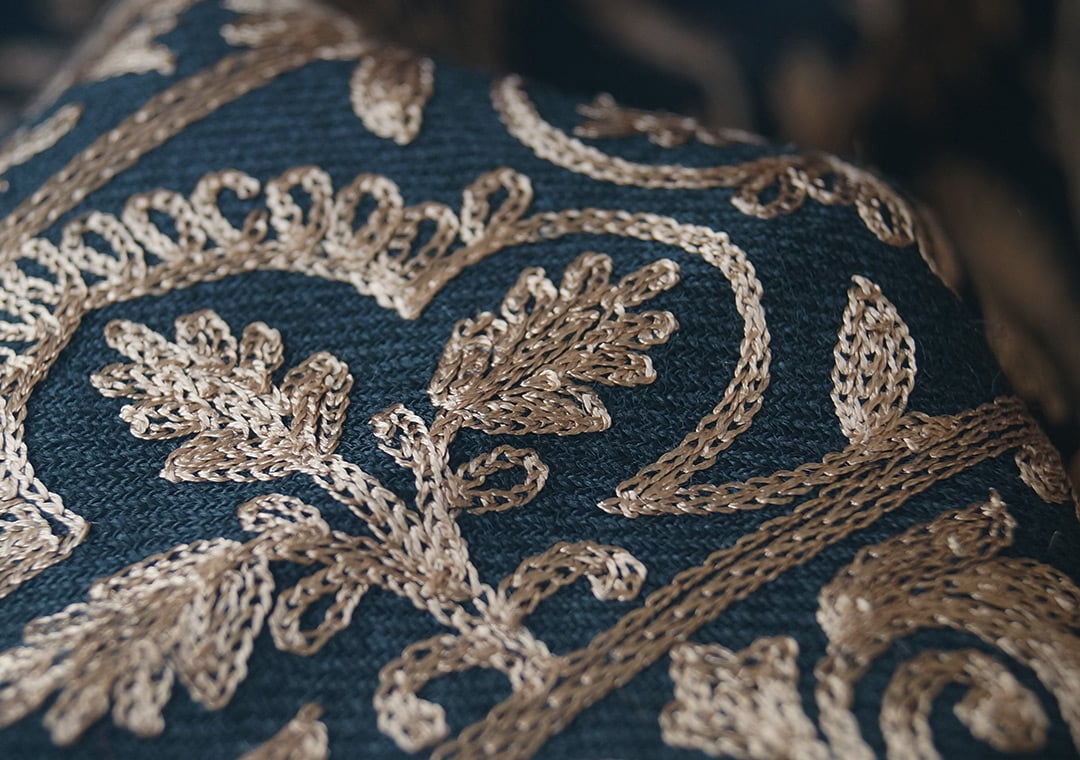 ストール】カシミール刺繍 黒色×黄橡色 241106A | 大山キモノ ストール】カシミール刺繍 黒色×黄橡色 241106A | 大山キモノ