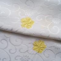 【衿秀・帯揚げ】白色×刈安色　菊唐草綸子梅輪出し　帯揚げ　№250325⑮