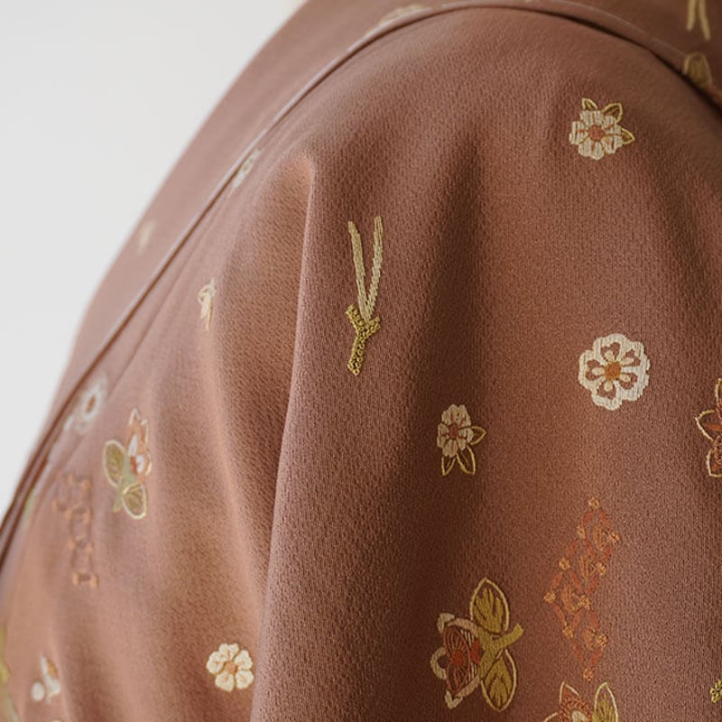 袷】宗伝唐茶地 吹き寄せ総刺繍 付下げ小紋 一つ紋入り | 大山 袷】宗伝唐茶地 吹き寄せ総刺繍 付下げ小紋 一つ紋入り | 大山