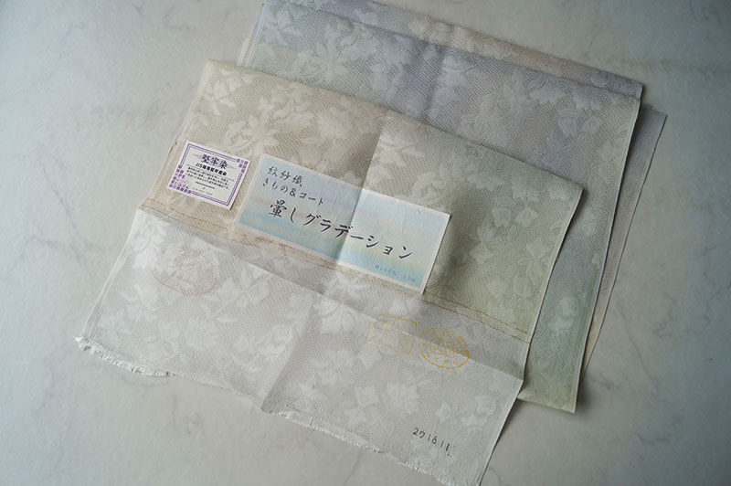 唐草華紋の上品なブルーグレーぼかし染め紋紗 唐草華紋の上品なブルーグレーぼかし染め紋紗 - メルカリ